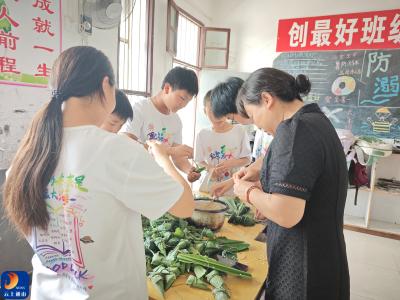 巧手裹粽传古韵  童心共品端午情——六年级包粽子主题活动圆满举行