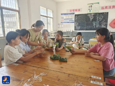 慈口乡石印小学开展“粽香伴童心 欢乐庆双节”活动