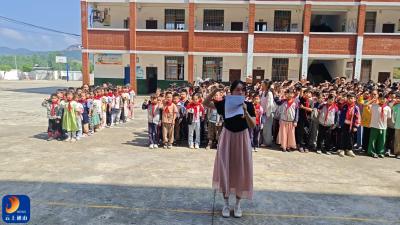 燕厦乡潘新小学举行少先队新队员入队仪式