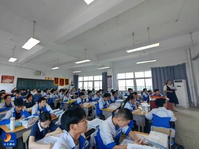 贯彻新课标 备好新中考——咸宁市教科院联合教研活动在县明德中学顺利举行