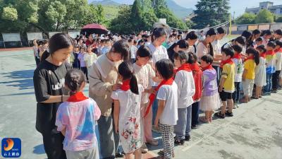 燕厦乡畅周学校开展端午儿童双节游园活动