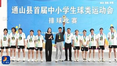 明德女排勇夺冠 青春热血铸荣光