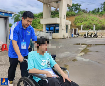 【聚焦2025 通山高考】爱心接力！实高志愿者暖心护航行动不便考生圆梦高考