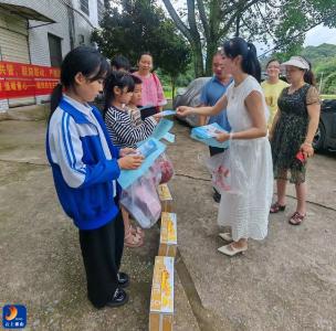“爱心妈妈”在行动：通山县交通运输局开展暑期关爱留守困境儿童活动