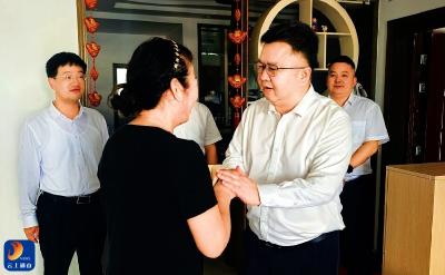 陈洪豪 吴涛“七一”前夕走访慰问困难党员