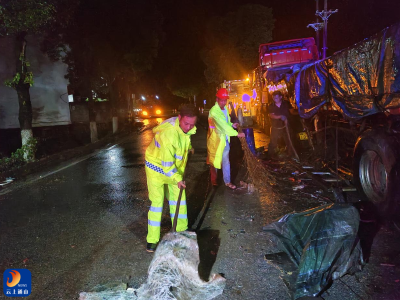 暴雨中！公路养护工徒手扒开排水口