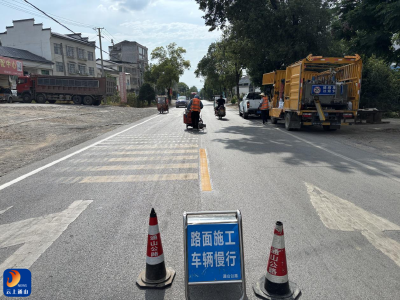 高温“烤”验下的坚守：通山公路“美容师”烈日绘新路