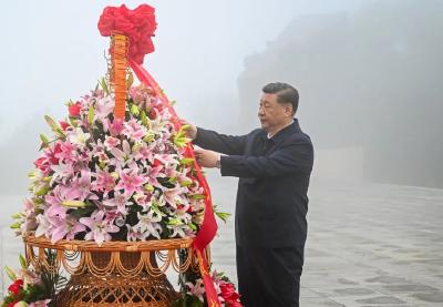 习近平在山西阳泉市向抗战烈士敬献花篮并参观百团大战纪念馆 
