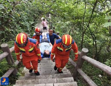 九宫山国家级风景名胜区：游客突然晕倒  各部门迅速救援