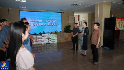 县领导高温送清凉 慰问一线新闻工作者
