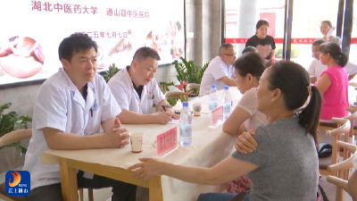 县中医医院开展中医药文化进社区活动