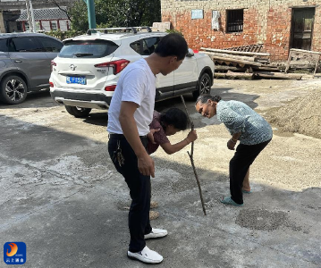 九宫山镇：高温下暖心救援  用行动守护孤寡老人  