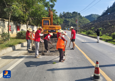 战高温保畅通：通山公路人 烈日下守护出行路