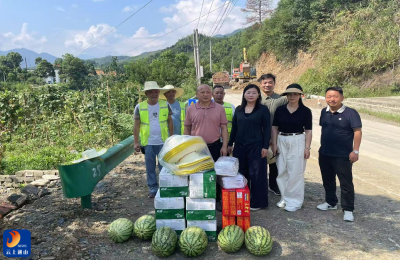 清凉沁人心 关爱到一线——通山县交通运输局开展“夏送清凉”活动