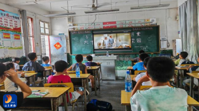 童心飞扬，欢乐启航：湖北大学支教团石门小学首日纪实 