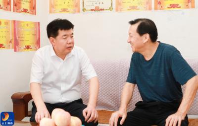 吴涛看望退休老干部代表