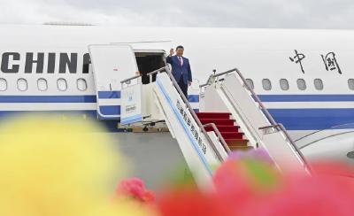习近平率中央代表团抵达拉萨出席西藏自治区成立60周年庆祝活动