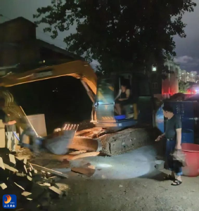 暴雨夜，他纵身跃入深渠防汛抢险……  通山辅警邱荣华纵身跃入深渠防汛排险