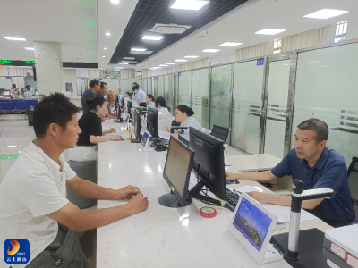 局长坐窗听民声 人社服务焕新颜