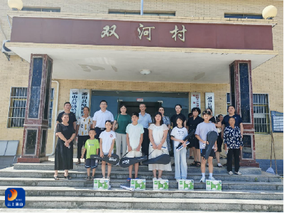 县人大“爱心妈妈”暖心慰问双河村留守儿童