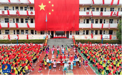 县委统战部（县民宗局）联合通羊二小开展“欢度国庆颂华诞 民族团结一家亲”主题快闪活动
