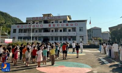 黄沙铺镇万家学校：收看纪念中国人民抗日战争暨世界反法西斯战争胜利80周年大会