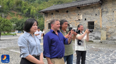 美国摄影家走进咸宁通山  镜头里的木雕  山歌与云海 架起中美文化桥