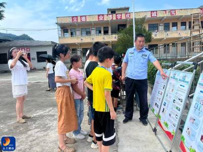 黄沙铺镇开学第一课：开展“零距离，禁毒与法同行”教育宣传活动