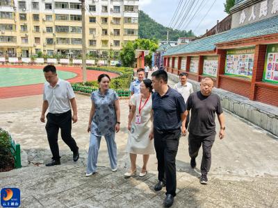 县实验中学开学首日秩序井然：多维度“第一课”护航学子成长，县领导亲临视察