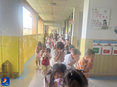 县实验幼儿园成功举行消防疏散演练