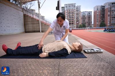 金秋天凉送健康 杏林助力护成长——县职教中心邀请湖北中医药大学、县中医院专家开展健康知识进校园宣讲暨义诊活动