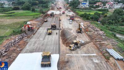【图文】国庆坚守保进度 通山大道建设稳步推进