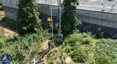 V视丨通山供电应用“绝缘蜈蚣梯”带电作业守护万家灯火