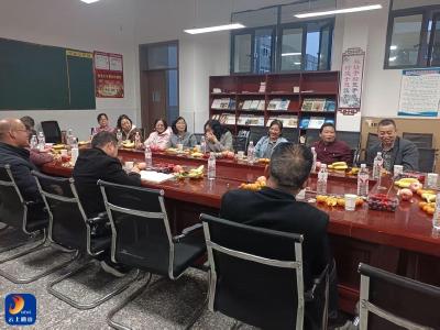 情暖重阳 共话新篇——明德中学举行重阳节老教师座谈会