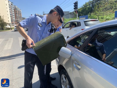 中秋遇抛锚，通山公安民辅警解燃“油”之急