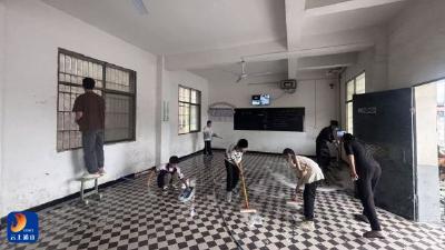 燕厦乡大井小学开展食堂全面清洁行动 