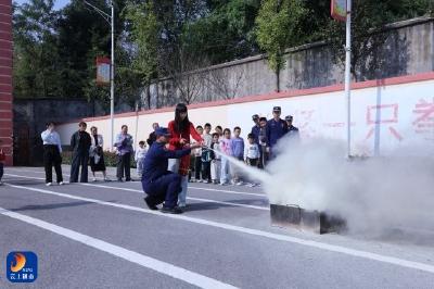 通山县消防救援大队：“红门”开放日 沉浸式体验筑牢全民消防安全防线 