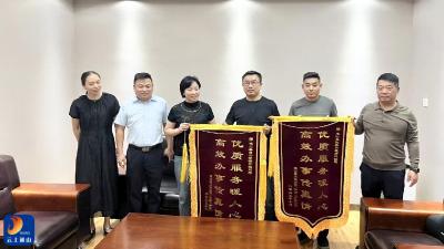 县住建局：优化营商优服务 企业致谢赠锦旗 