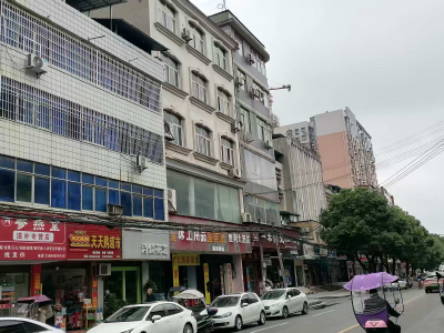 持续推进市容整治 通山县依法拆除多处违规户外广告