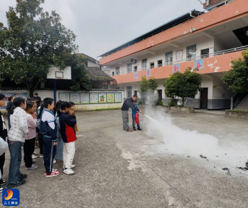 燕厦乡理畈小学：筑牢校园安全防线  开展消防应急演练