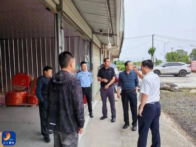 县应急管理局对通羊镇烟花爆竹零售店开展综合检查