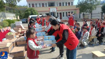情暖校园传大爱 益路同行护成长—— 武汉“益路同行”志愿服务队联合南京栖霞于新军中医诊所赴通山县燕厦乡新庄小学开展捐资助学活动