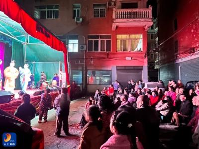 洪港镇：初逢清冷小雪至 滨河小区戏声浓 