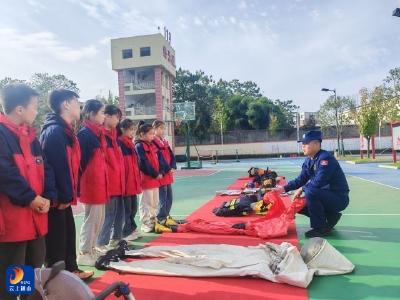 通山县消防救援大队：“红门”开放 助推“119”消防宣传月活动