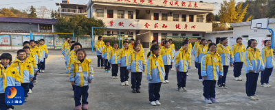 杨芳林乡遂庄小学：获赠校服 留守娃喜换新装