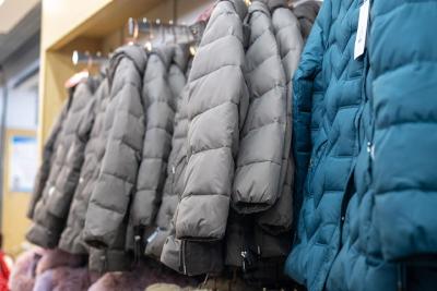 原材料暴涨导致羽绒服越来越贵？揭秘背后真相