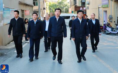 V视丨吴涛专题调研城区背街小巷整治工作