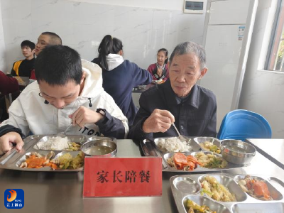 家校社携手  共筑校园“舌尖安全”防线  