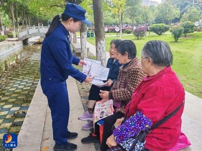 通山县消防救援大队：深入政府广场开展安全用火用电宣传 