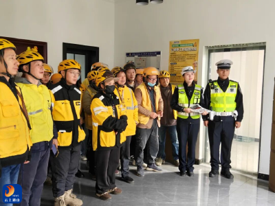 通山交警开讲交通安全班，为骑手送上秋冬季安全 “必修课”